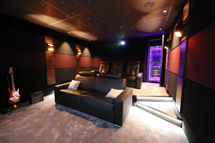 L’une des salles de cinéma réalisée par Hi-Concept. Une salle d’environ 30 m2, pour un prix de 100 000 €. Elle permet d’accueillir six à sept spectateurs. 