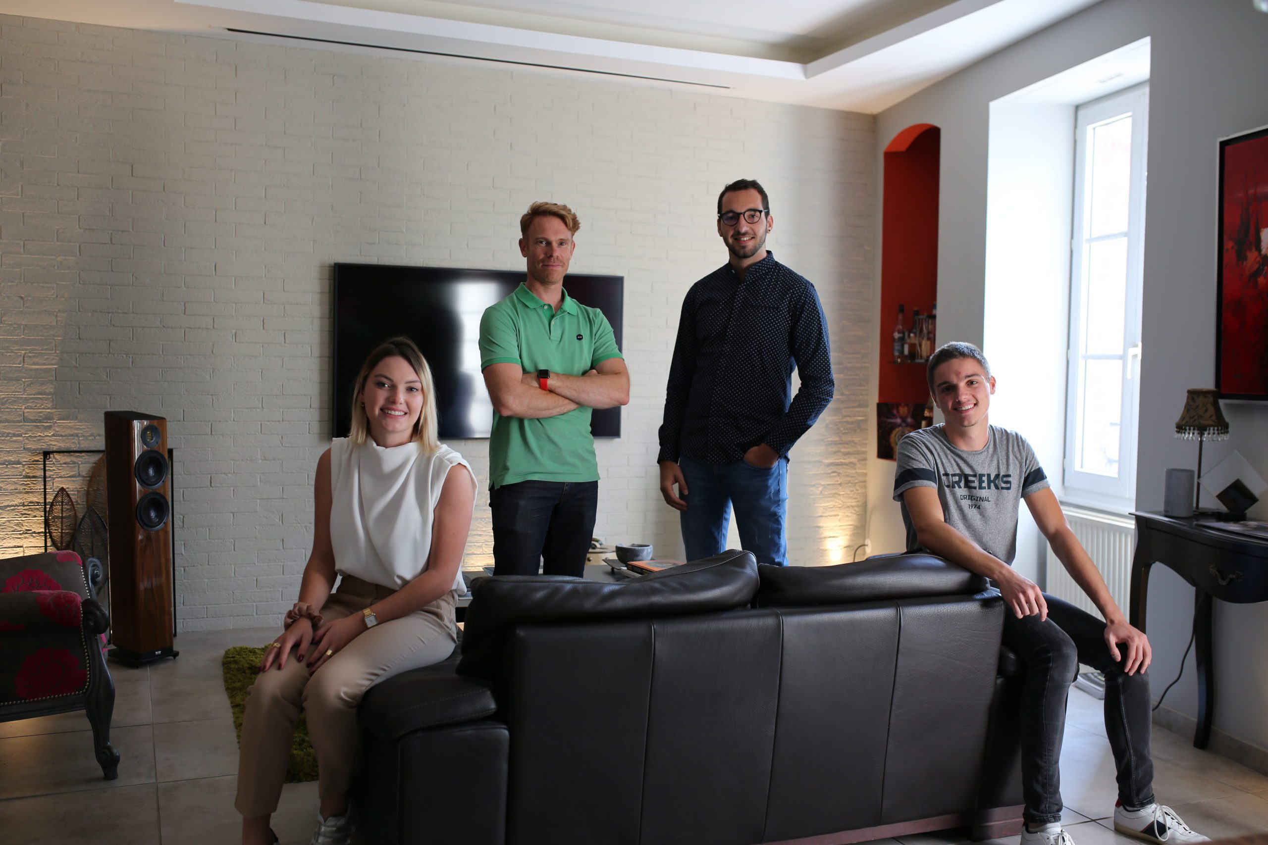 Technicien audiovisuel Hi-Concept en cours d'installation