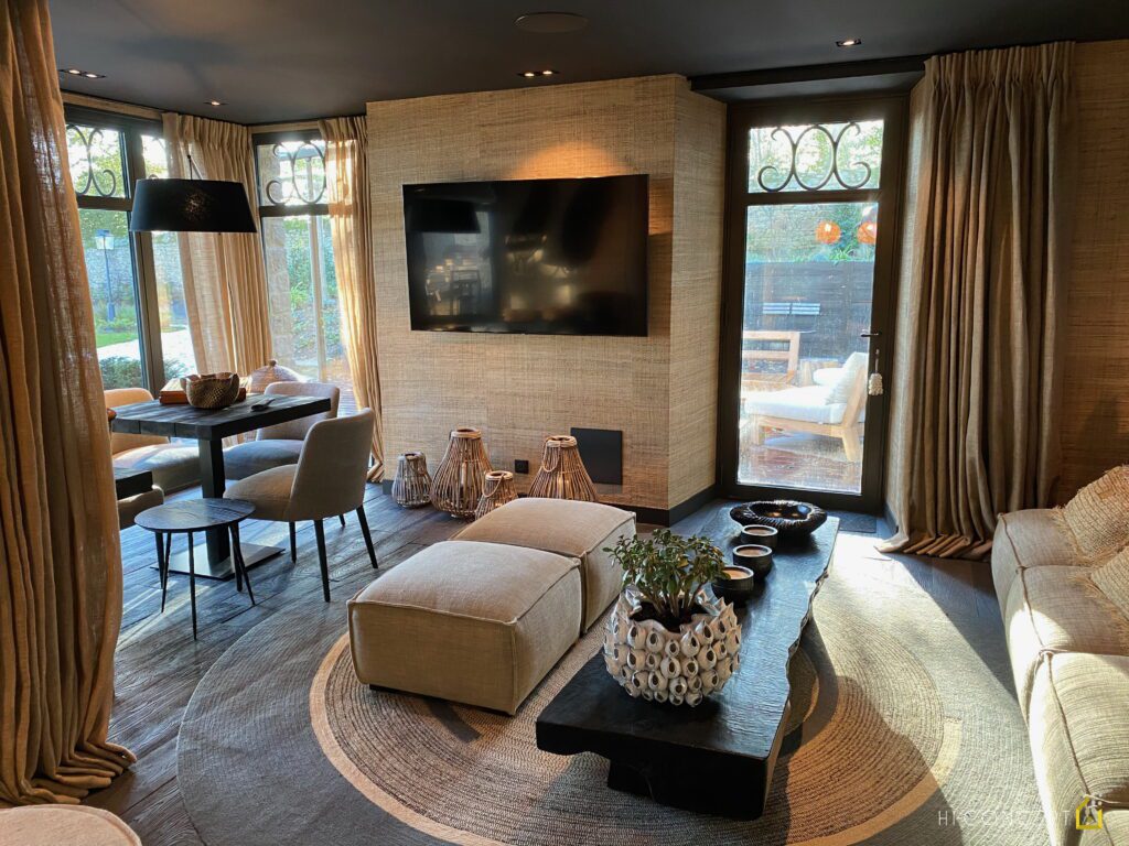 Sélection - Hi-Concept - Smart Home - Cote ouest - 03 Enceintes invisibles intégrées au plafond dans un salon