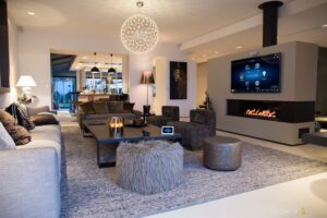 Villa Connectée en Bord de Mer Salon Un salon magnifiquement conçu avec une architecture contemporaine, un éclairage élégant et des interrupteurs intelligents. L'espace fait partie d'une maison entièrement connectée, offrant à la fois luxe et confort grâce à une technologie avancée intégrée de manière transparente dans le design.