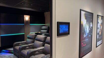 Cinéma privé à Laval avec 7 sièges de luxe inclinables pour projections exclusives et événements VIP. Cinéma Dolby Atmos à Laval équipé d’un projecteur Sony Bravia 8 4K et enceintes Monitor Audio
