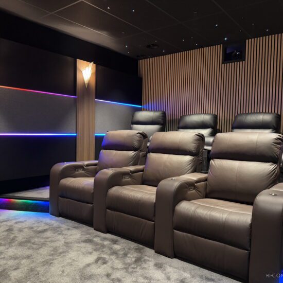 Salle de cinéma privative, Home cinema immersif, Location de salle de projection. Cinéma privé à Laval avec 7 sièges de luxe inclinables pour projections exclusives et événements VIP
