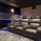 Salle de cinéma privative, Home cinema immersif, Location de salle de projection. Cinéma privé à Laval avec 7 sièges de luxe inclinables pour projections exclusives et événements VIP