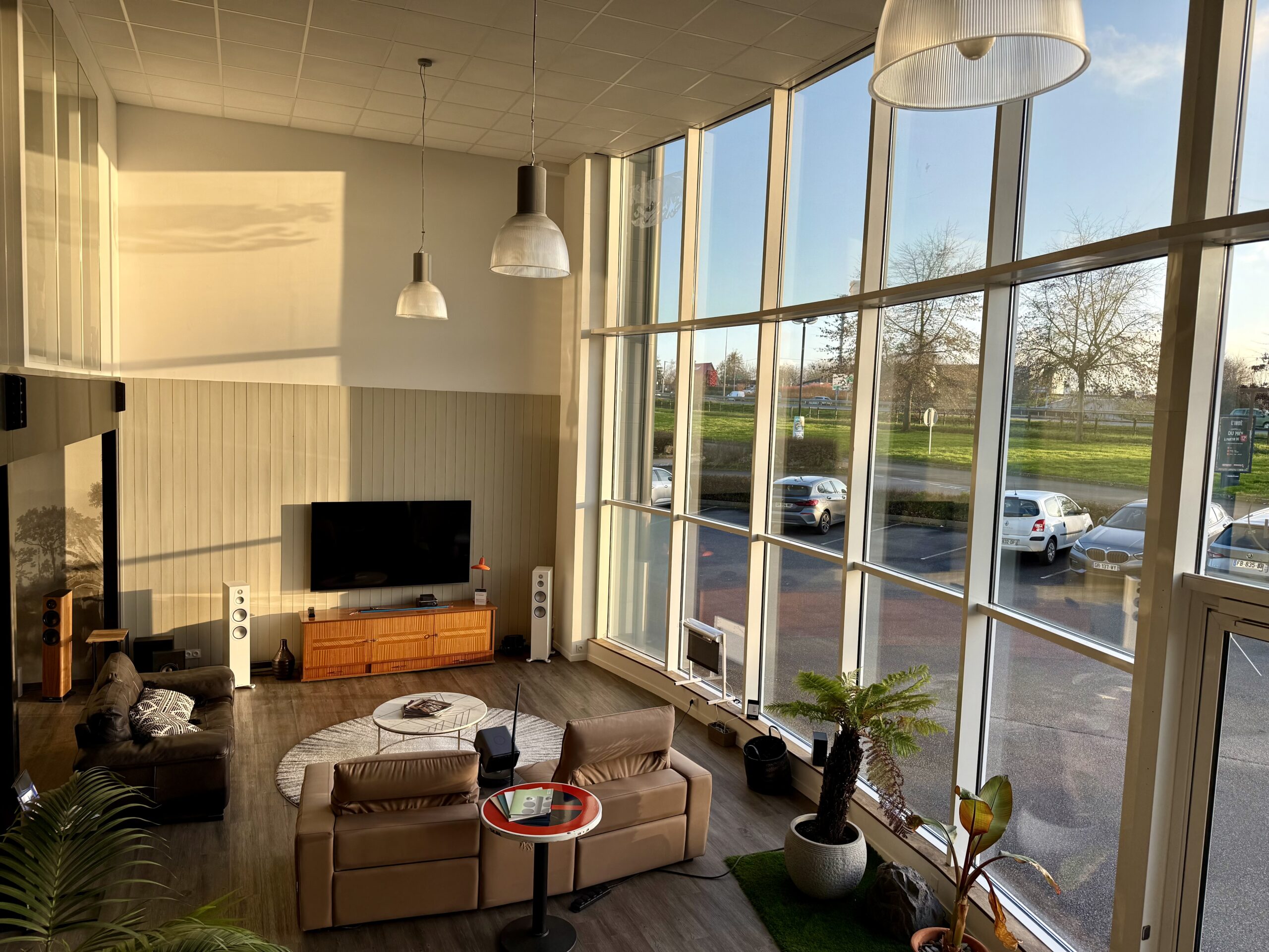 Salle événementielle à Laval, Showroom audiovisuel avec salle de ciné, à louer en Mayenne, Lieu d’événement professionnel.