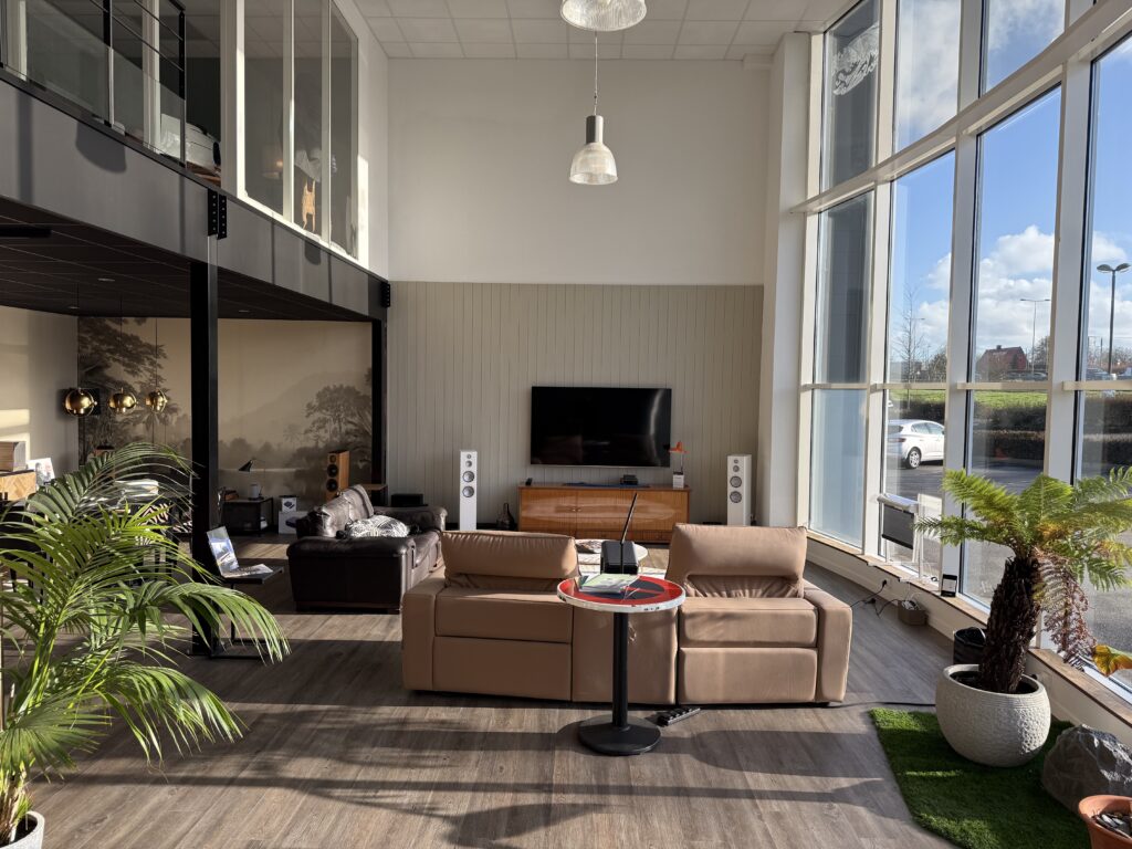 Salle événementielle à Laval, Showroom audiovisuel avec salle de ciné, à louer en Mayenne, Lieu d’événement professionnel.