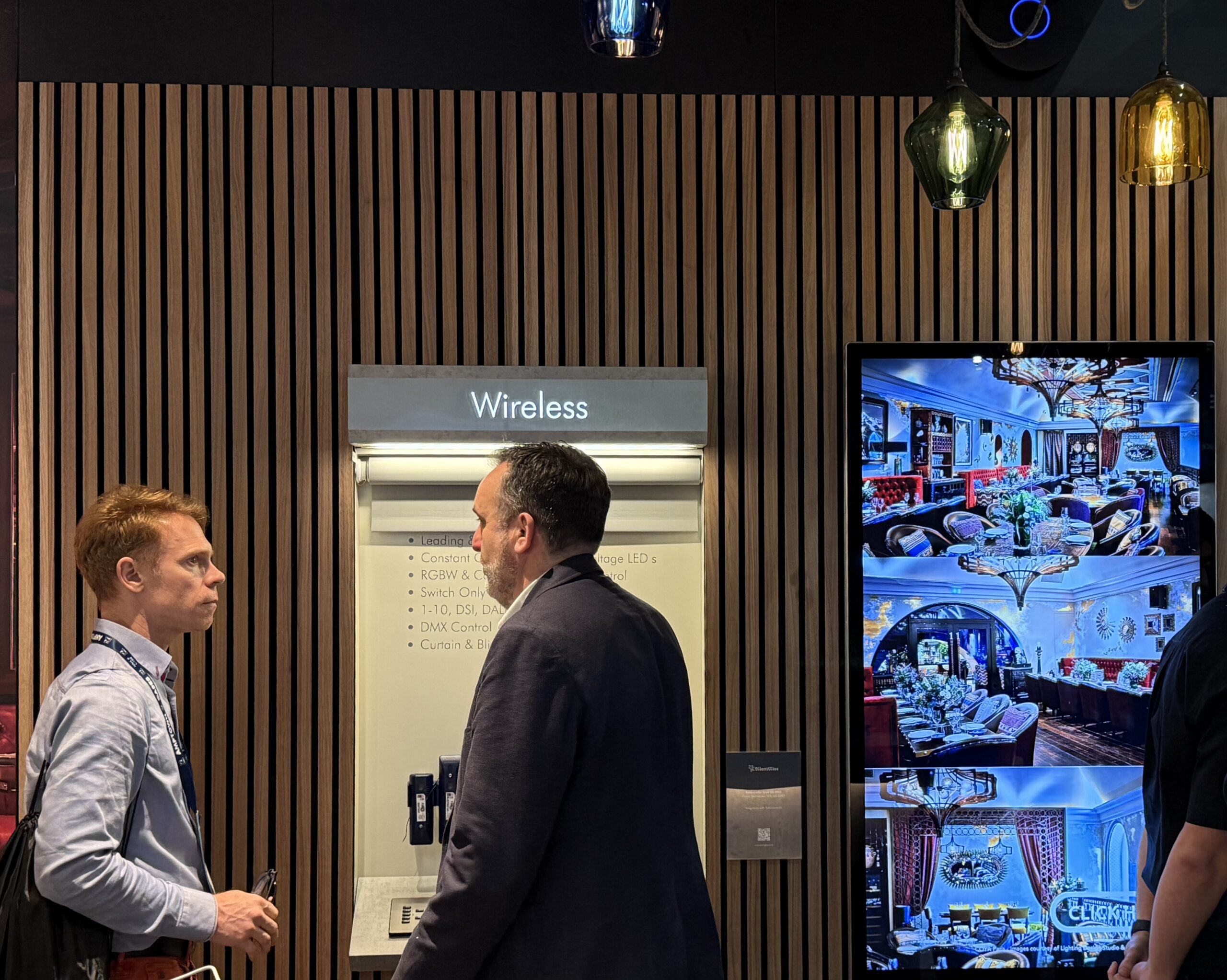 L'équipe Hi-Concept en discussion technique à l'ISE Barcelone